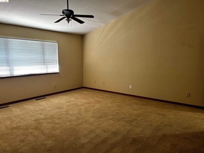 Building Photo - 5593 Drakes Dr