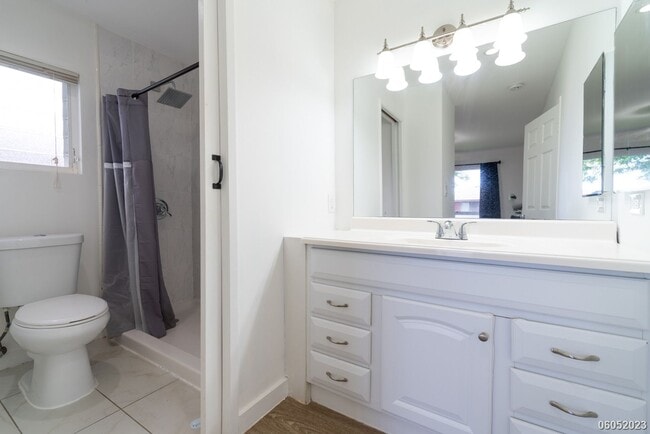 Building Photo - Spacious 4BR/2.5BA/2PKG Townhome with Ocea...