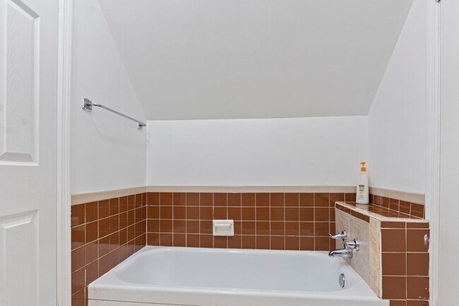 Building Photo - All-Inclusive 2BR/2BA in Williamsburg – Updated, Cozy & Move-In Ready!