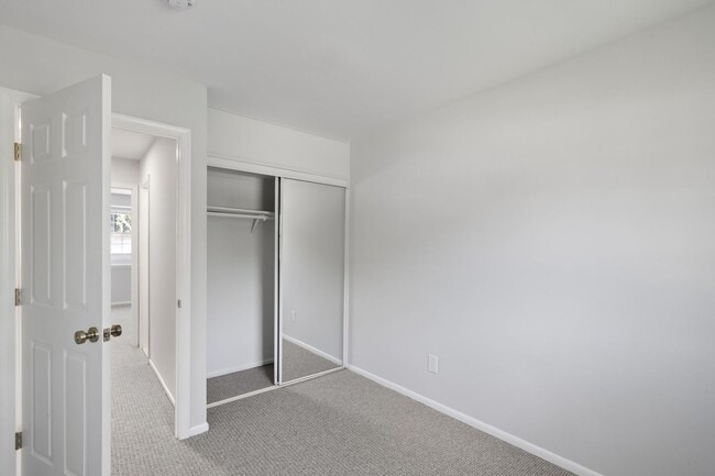 Building Photo - Renovated Hilltop Village Townhouse-Available 5/15/26