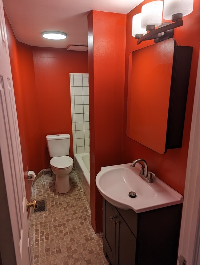 Building Photo - 3205 Parkview Ave