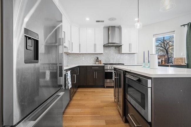 Building Photo - 946 Saratoga St