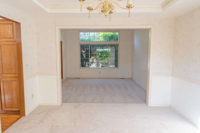 Building Photo - 3Bd/2.5Ba Bellevue House( Newport Hill)