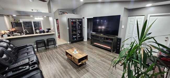 Building Photo - 539 Thorndale Dr