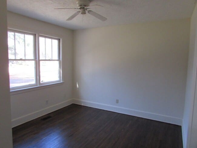 Building Photo - Close to Swan Lake