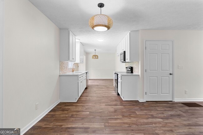 Building Photo - 223 Pinehaven Dr