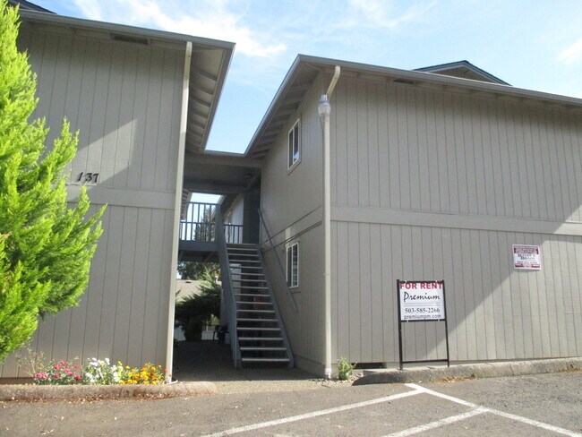 Building Photo - Cozy One Bedroom Apartment in the Heart of South Salem