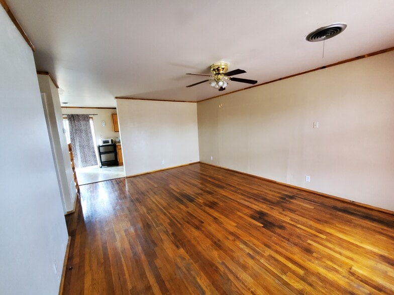 Living room - 121 Warwick St