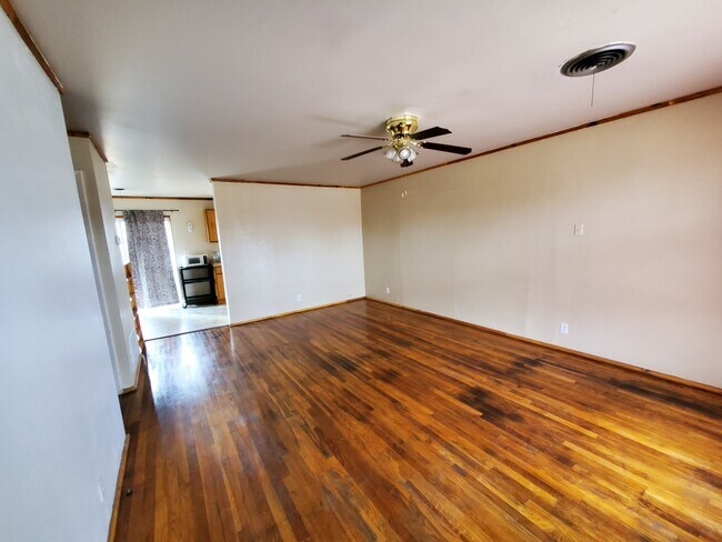 Living room - 121 Warwick St