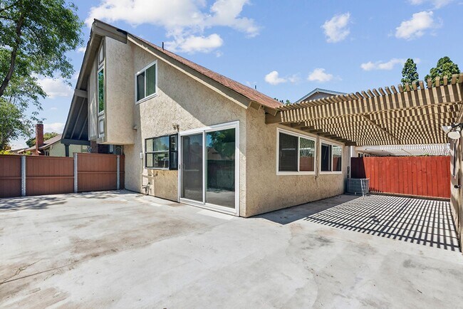 Building Photo - Spacious 3 Bed 2 Bath Townhome in Villa Po...