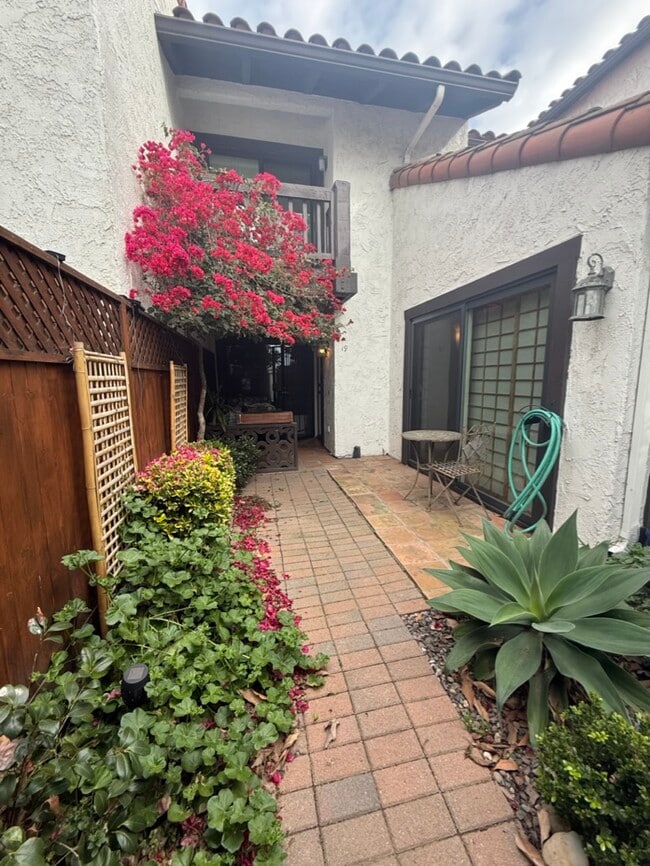 Building Photo - 19 Mission Plaza Dr