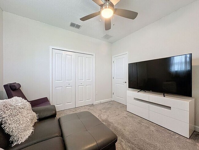 Building Photo - Beautiful Furnished townhome in Vistas of ...