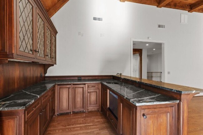 Building Photo - Impeccable Green Hills Home