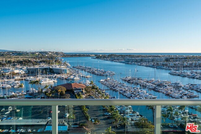 Building Photo - 13700 Marina Pointe Dr