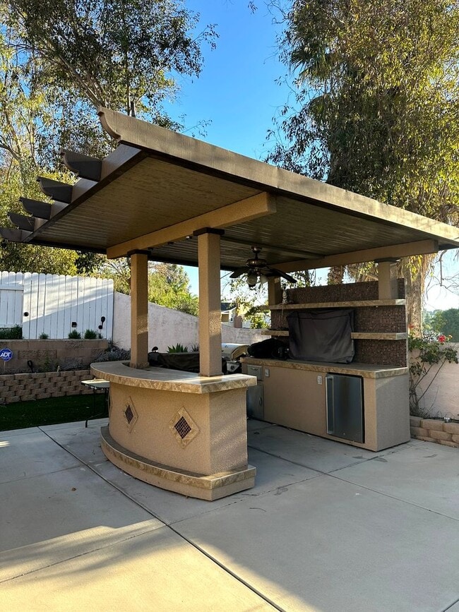 Building Photo - Move in Ready 3bed/3bath, beautiful backyard