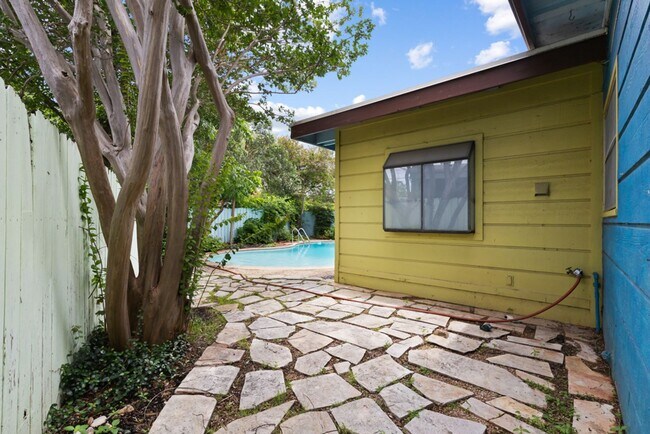 Building Photo - 2 Bed/2 Bath in Northeast Park Subdivision w/ pool