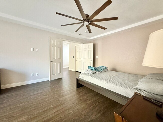 Building Photo - Charming Cul-de-Sac Home with Bonus Room & Backyard