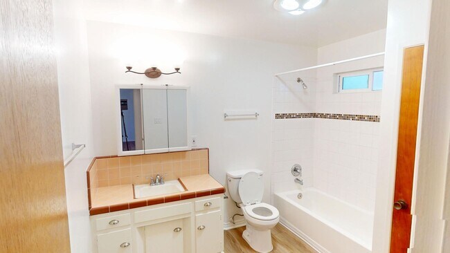 Building Photo - 1030 Isabella Ave