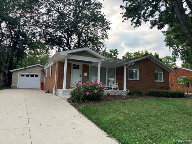 Building Photo - 1341 Catalpa Dr