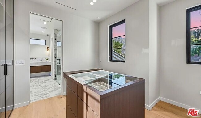 Building Photo - 4900 Valjean Ave