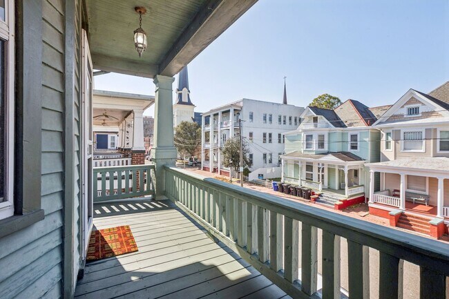 Building Photo - BEAUTIFUL Second Floor Unit in Olde Towne!