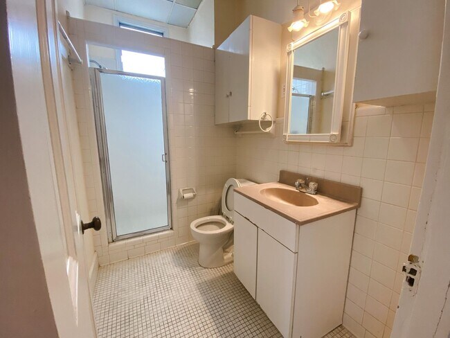 Building Photo - Gorgeous unit between Prytania and Magazine!