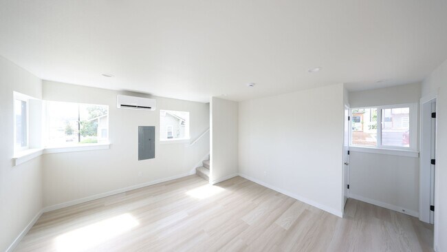 Building Photo - 2 Bed 1.5 Bath - Air Conditioning - No Pets - NAS Whidbey