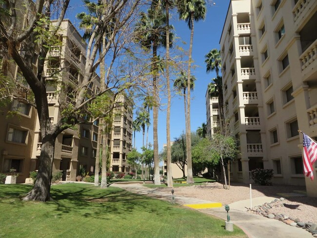 Building Photo - Luxurious 2-Bedroom, 2-Bathroom Condo in S...