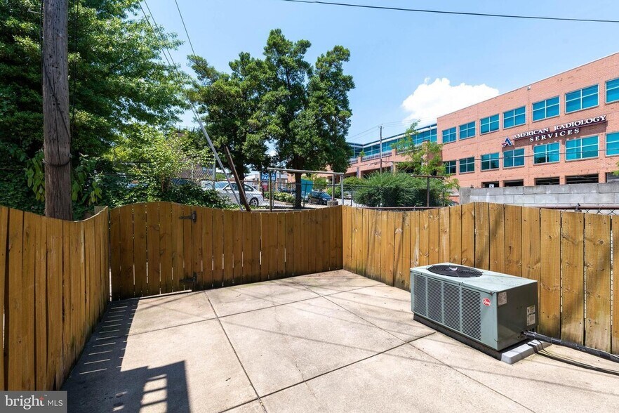 Building Photo - 604 S Eaton St