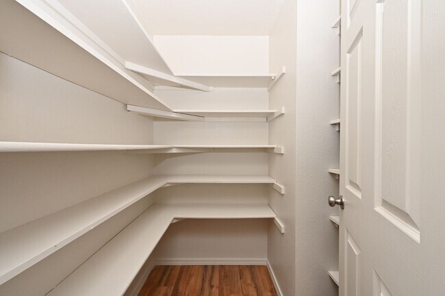 Building Photo - Large 2 Bedroom Condo in Bellevue - Near M...