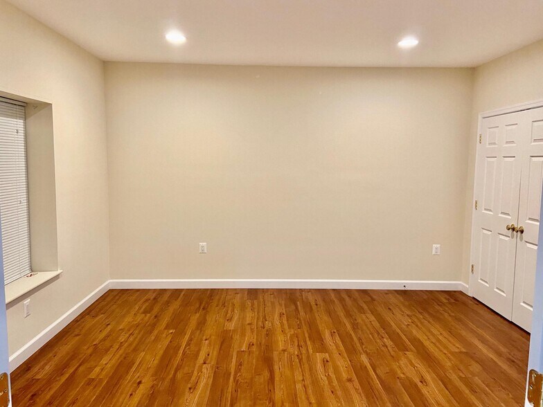 Building Photo - 20385 Dunkirk Sq