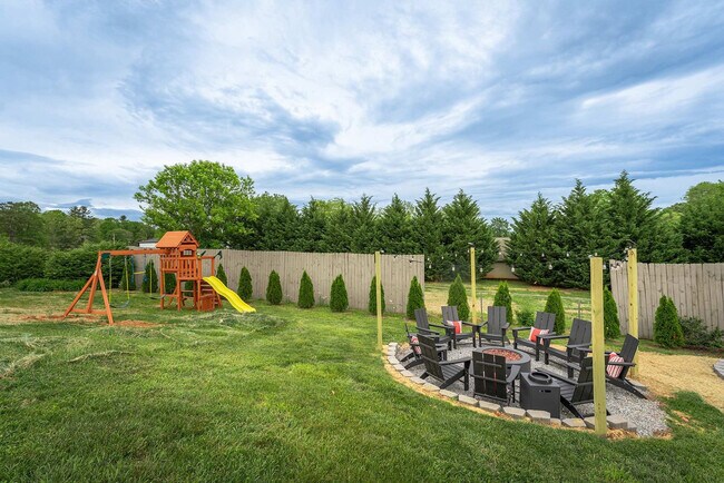 Building Photo - 2224 Brevard Rd