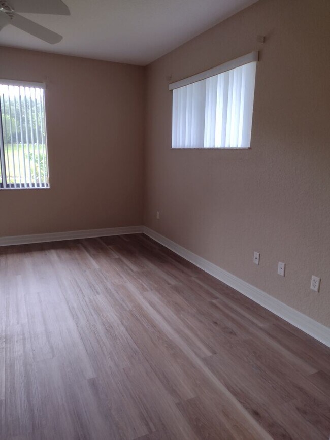 Building Photo - 592 Dowling Cir