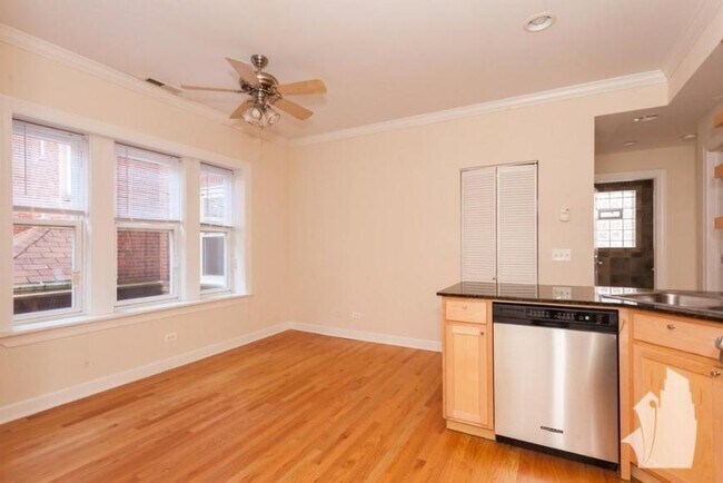 Primary Photo - 2 bedroom in Chicago IL 60657