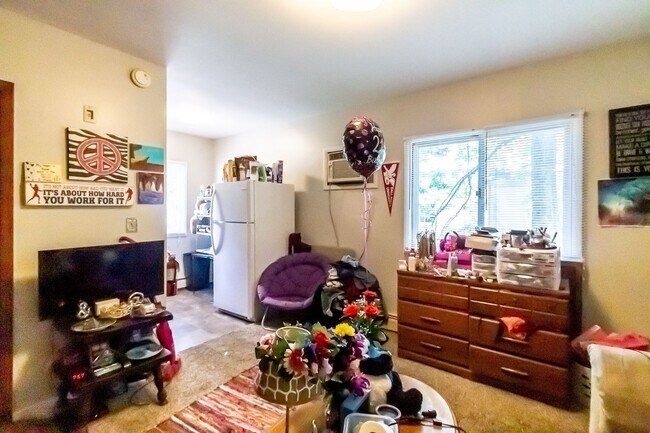 Building Photo - PRELEASING for AUGUST! Close to Campus