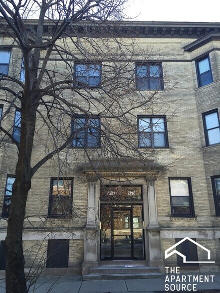 Building Photo - 915 W Waveland Ave