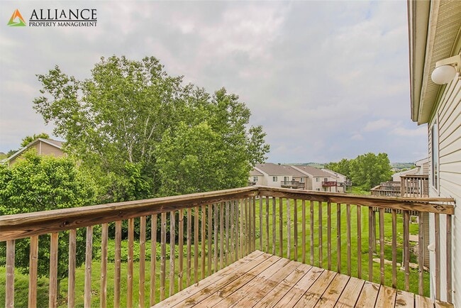 Building Photo - Balcony & Walkout Basement!