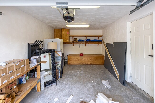 Building Photo - 8120 Stonegate Dr