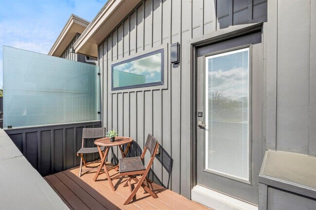 Building Photo - 4400 Mt Vernon Dr