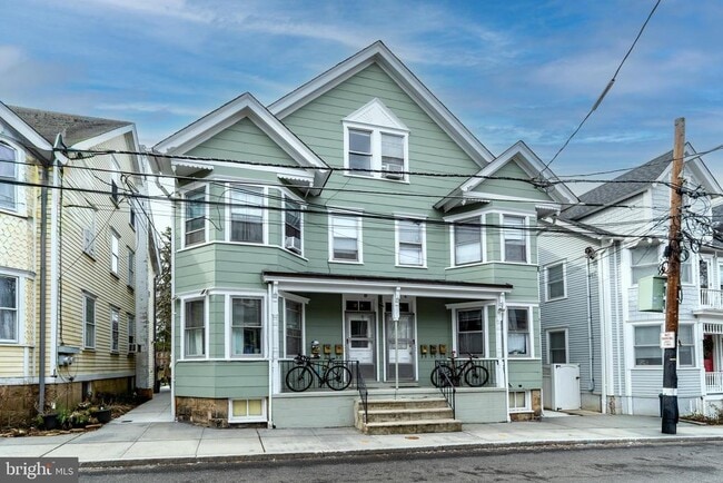 Building Photo - 24 Bank St