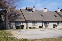 Building Photo - 822 White Oak Dr
