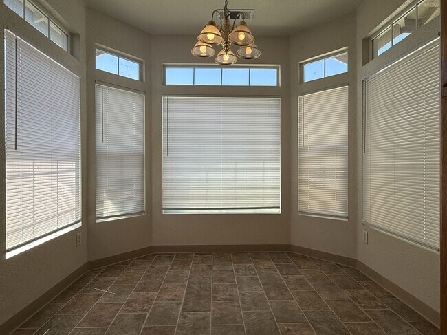 Building Photo - Move in Ready 3/2