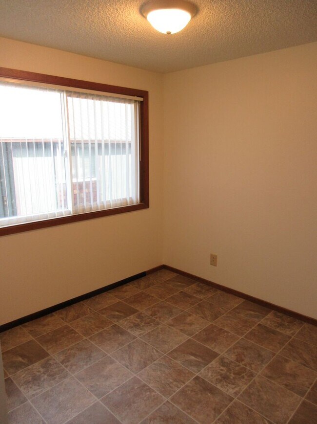Building Photo - Two Bedroom Apartment w/ Washer and Dryer