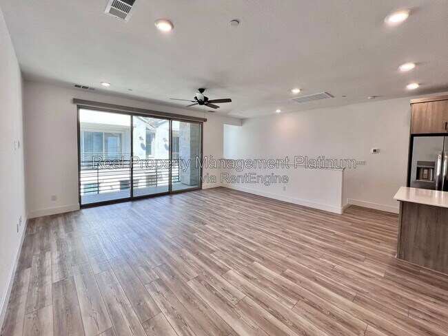 Building Photo - 10954 N Honeysuckle Dr
