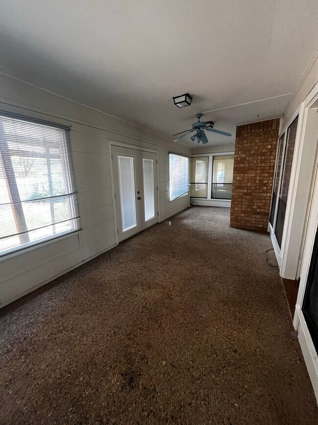 Building Photo - 3834 Lake Ridge Dr