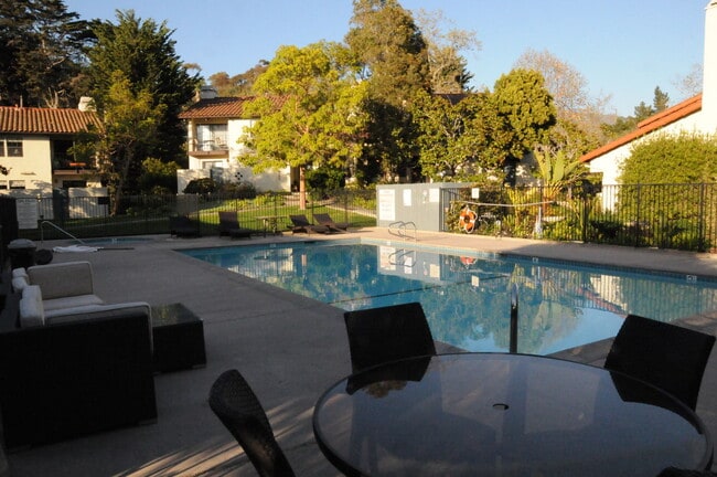 Building Photo - Villa de Montecito