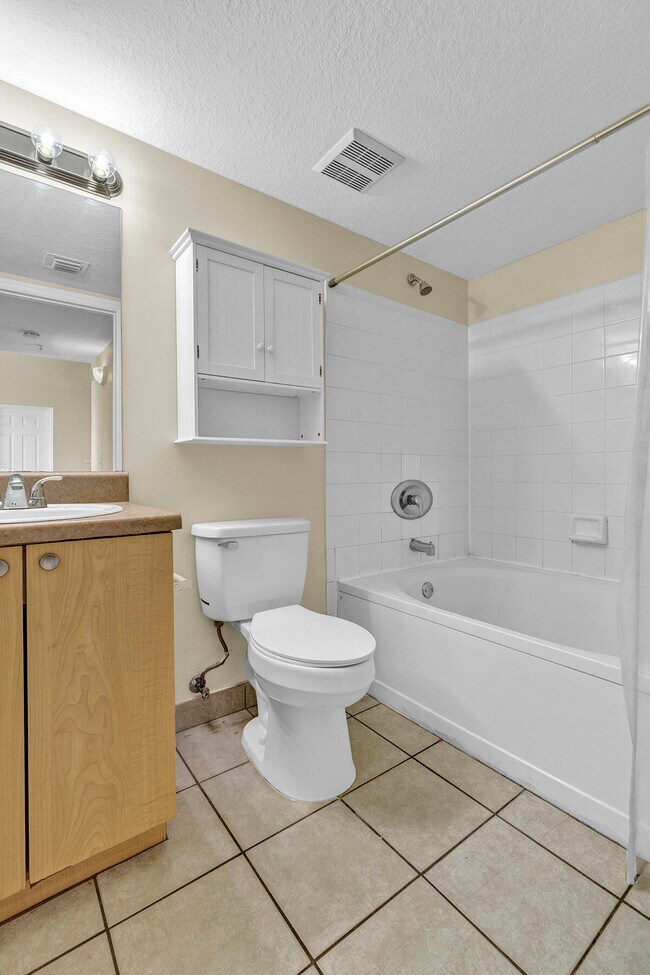 Building Photo - 521 Villa Cir
