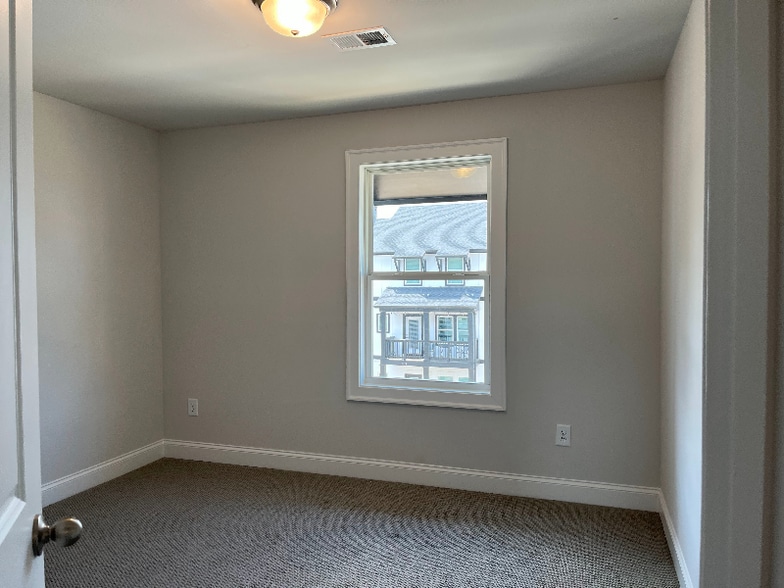 Building Photo - 812 Mackay Crk