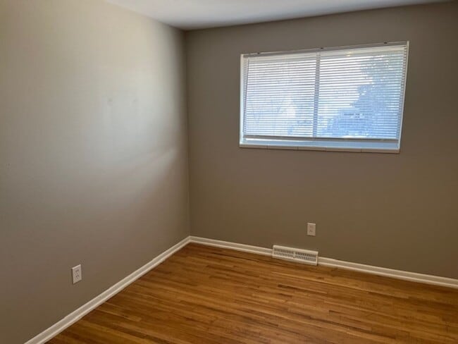 Building Photo - Lovely 5-bedroom, 2-1/2 bath home.  Centrally-located in Longmont with convenient access to shopp...