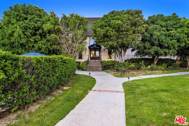 Building Photo - 2385 Roscomare Rd